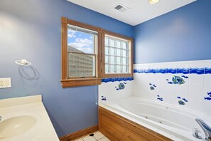 Bathtub, jetted bath, towels - 5727- Whalebone Station, | Oceanfront | South Nags Head | Sleeps 18 (Nags Head)