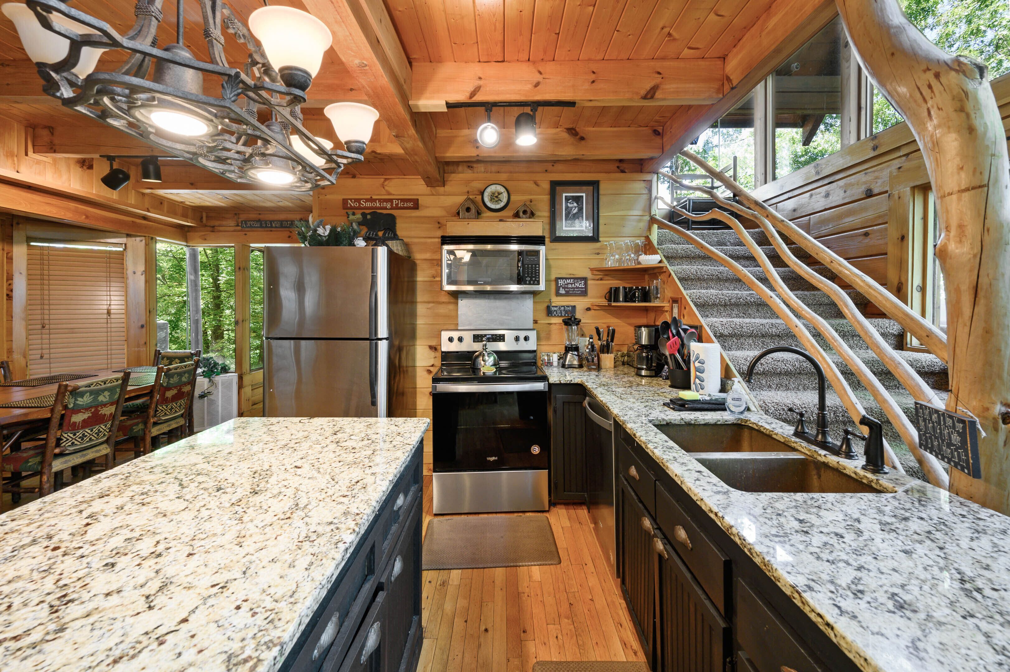 ⭐️Smoky MNT Top View⭐️2 Connected Log Cabin⭐King Suite⭐️2100ft²⭐HotTub⭐Firepit⭐