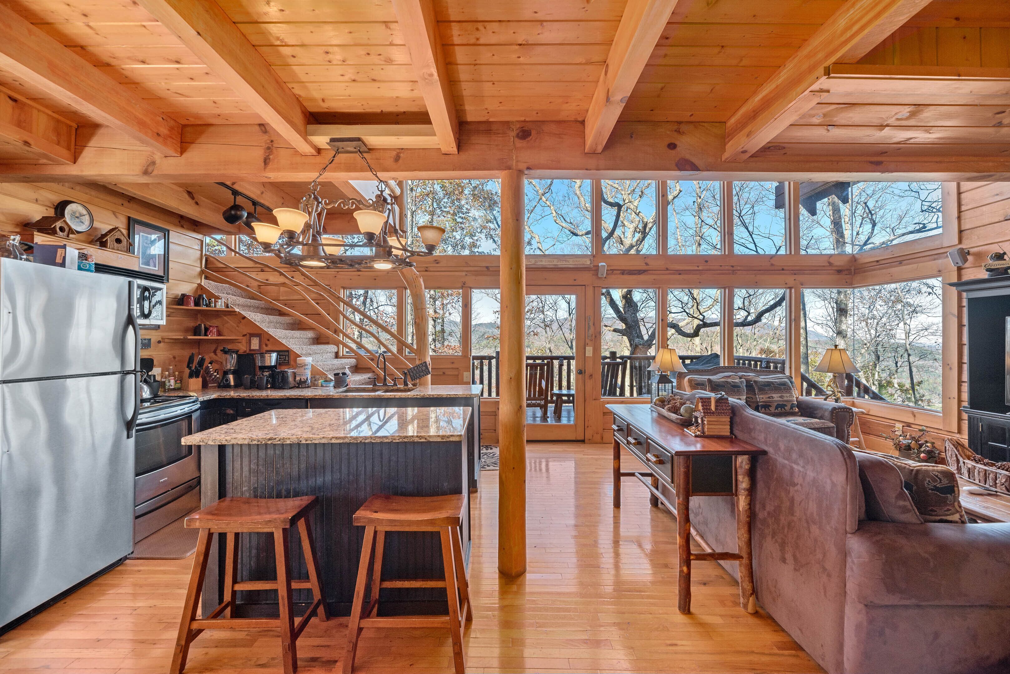 ⭐️Smoky MNT Top View⭐️2 Connected Log Cabin⭐King Suite⭐️2100ft²⭐HotTub⭐Firepit⭐