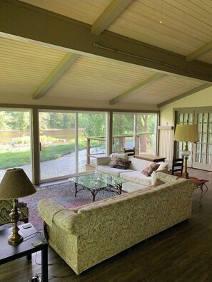 Ping pong, books, stereo - Picturesque Getaway Tippecanoe River (Brookston)