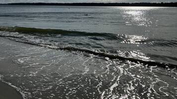 Sulla spiaggia, lettini da mare, teli da spiaggia