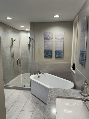 Bathtub, hair dryer, towels, soap - Immaculate, 193 5-Star Reviews, Amazing Views, Updated, Pool heated/cooled (Hilton Head Island)