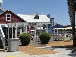 Un bâtiment à la façade rouge, avec un porche blanc et une enseigne indiquant : « Usine de glaces Salty Dog ».
