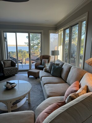 Een smart-tv, een open haard, een dvd-speler en boeken