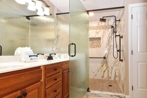 Combined shower/tub, jetted tub, hair dryer, towels