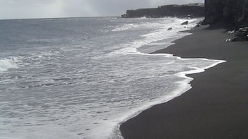 Vlak bij het strand, ligstoelen aan het strand, strandlakens