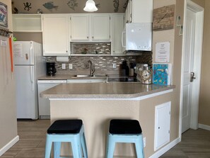 Fridge, microwave, oven, stovetop - Cute 1st Floor 1/1 on Salt water Pond W/pier, Steps To Beach, Pool,Spa,Gym,Sauna (Corpus Christi)