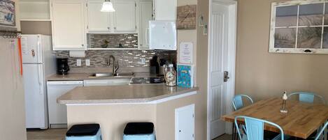 Réfrigérateur, micro-ondes, four, plaque de cuisson