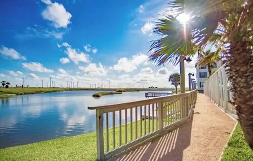 Cute 1st Floor 1/1 on Salt water Pond W/pier, Steps To Beach, Pool,Spa,Gym,Sauna