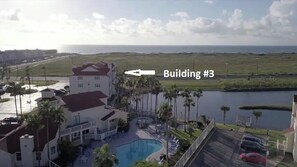 A heated pool - Cute 1st Floor 1/1 on Salt water Pond W/pier, Steps To Beach, Pool,Spa,Gym,Sauna (Corpus Christi)