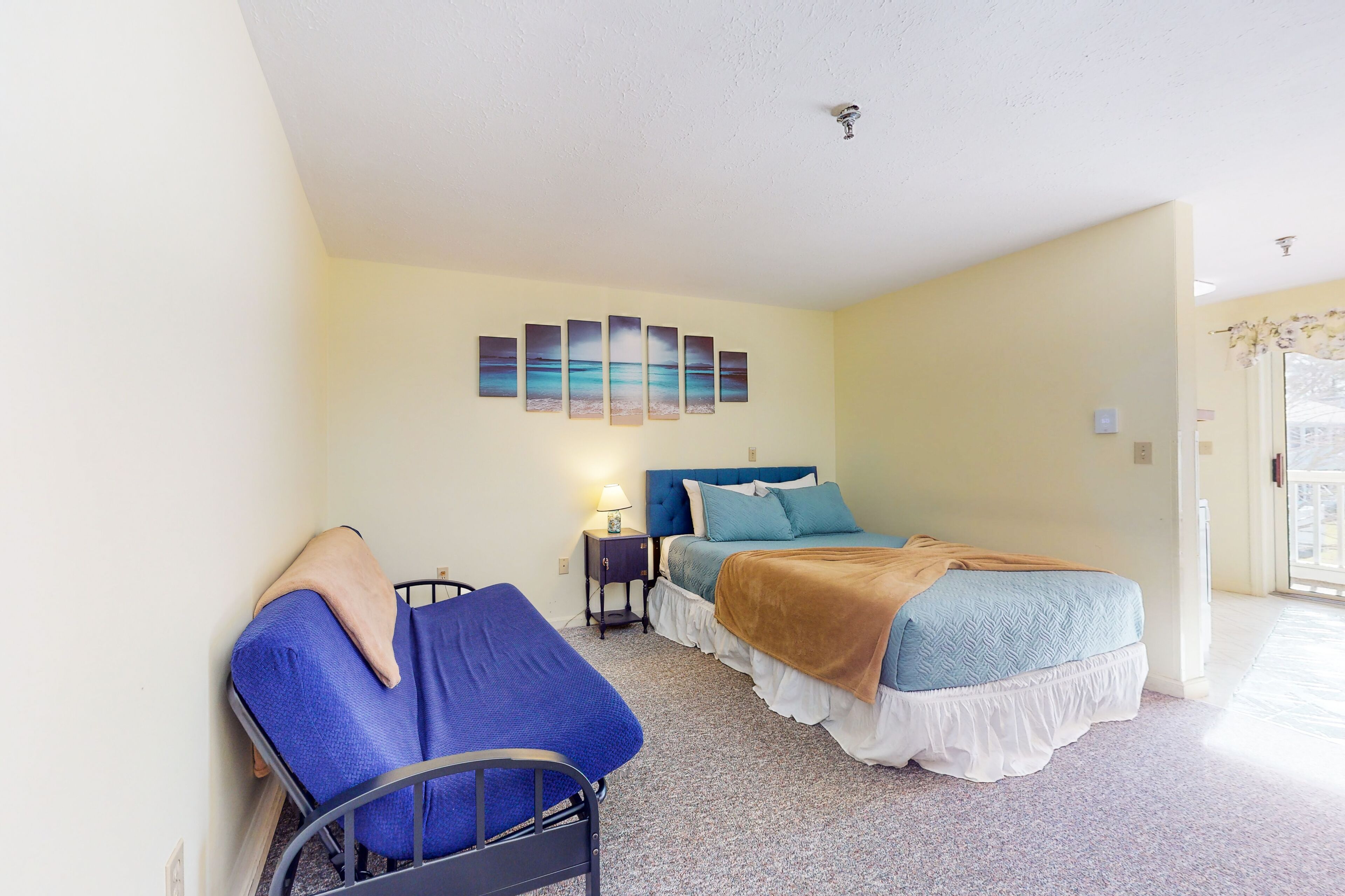 Studio with pool & billiards table - near downtown & beaches