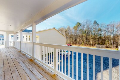 Studio with pool & billiards table - near downtown & beaches