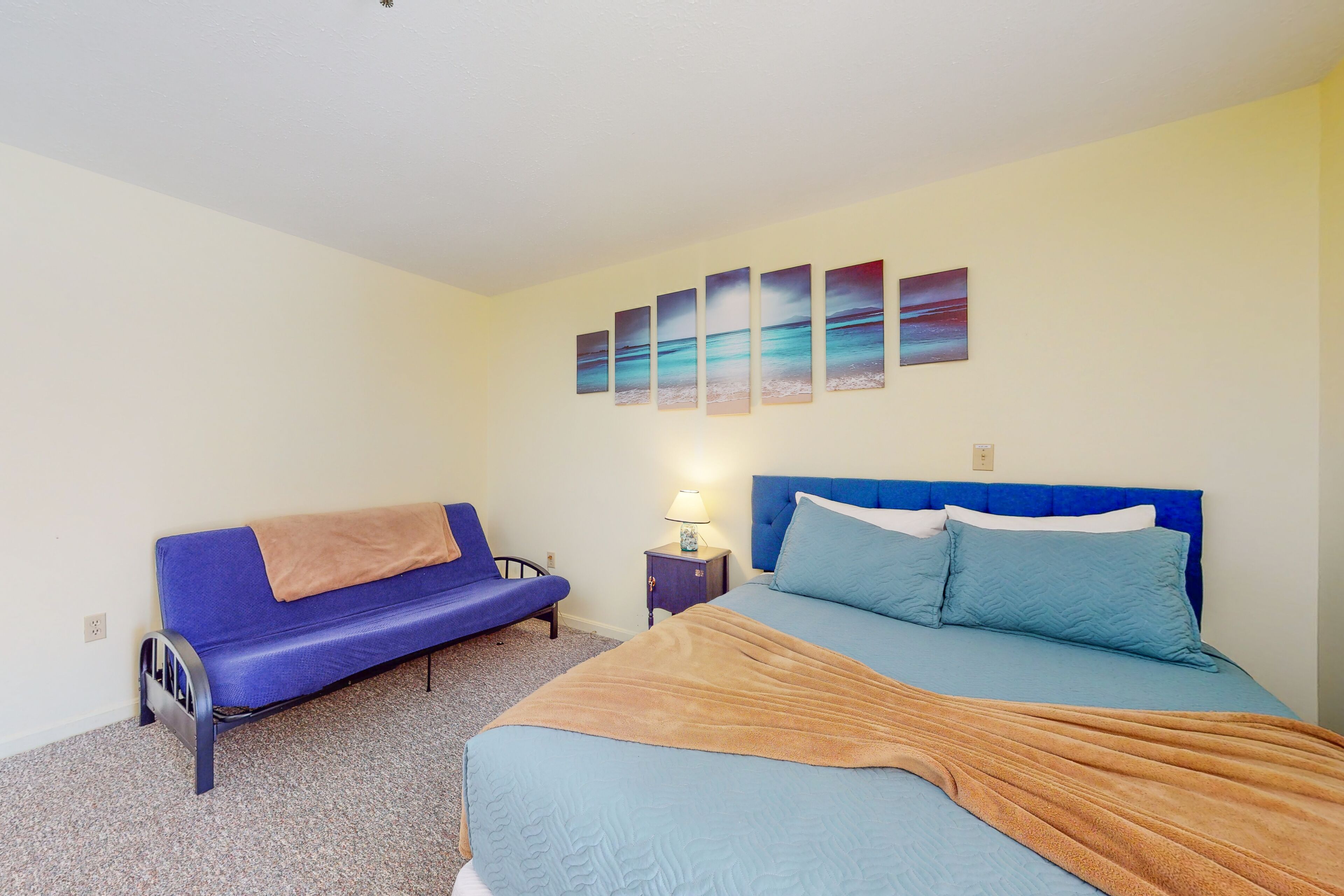 Studio with pool & billiards table - near downtown & beaches