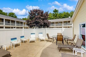 Outdoor dining - Studio with pool & billiards table - near downtown & beaches (Wells)