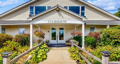 Studio with pool & billiards table - near downtown & beaches