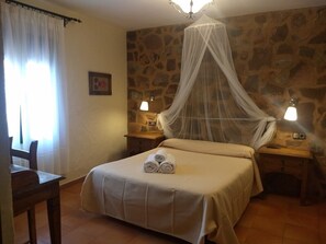 Quarto família (Superior) | Individualmente decorados, escrivaninha