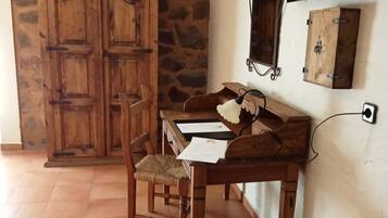 Decoración personalizada, escritorio y espacio para trabajar con laptop