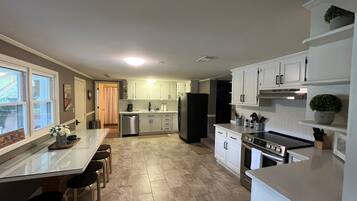 Jääkaappi, mikroaaltouuni, uuni, liesi