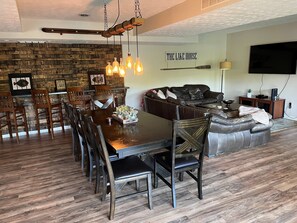 Smart TV, fireplace, video games, DVD player - Spacious Lakefront Home On The Point With Great Views (Harrodsburg)