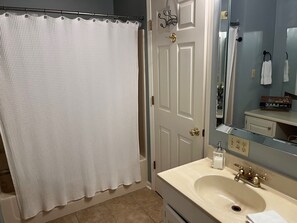 Combined shower/bathtub, hair dryer, towels