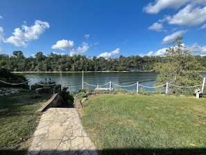 Property grounds - Spacious Lakefront Home On The Point With Great Views (Harrodsburg)