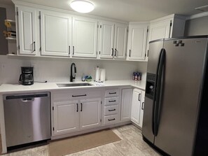 Fridge, microwave, oven, stovetop - Spacious Lakefront Home On The Point With Great Views (Harrodsburg)