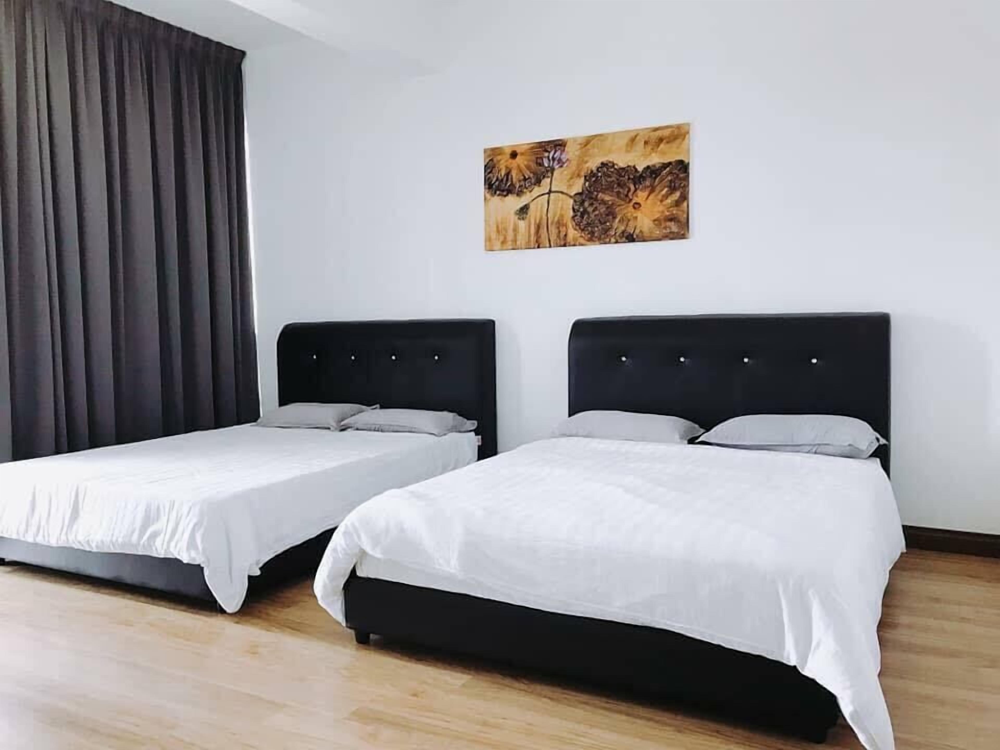 Rumah Keluarga | Meja kerja, tirai kedap cahaya, kedap suara, dan setrika/meja setrika