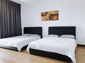 Family House | Meja, langsir/tirai gelap terus, kalis bunyi, seterika/papan seterika