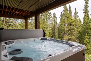 Outdoor spa tub - Big Sky Vacation Rentals: PR Oglala 10 (Big Sky)
