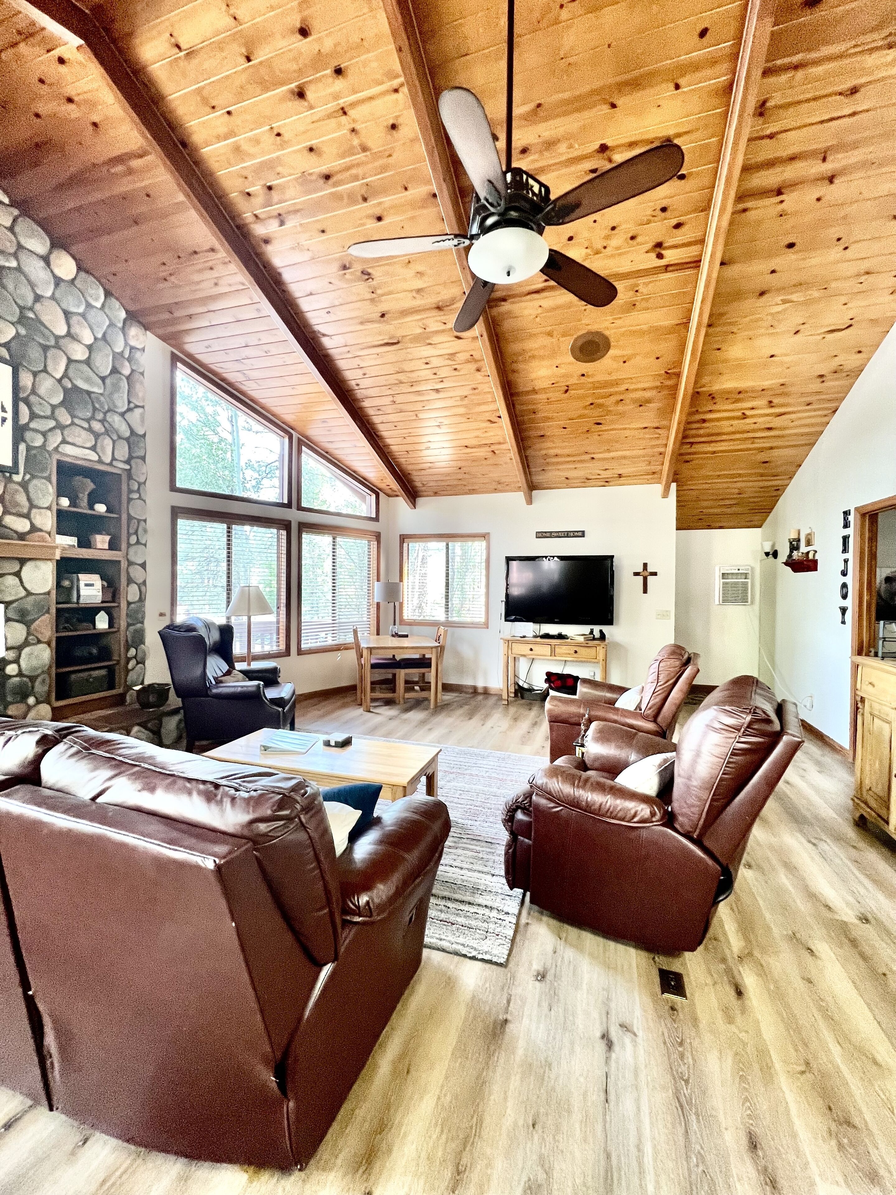 Cozy Cabin in the woods (6 adults total, 7 if at least one is a child)