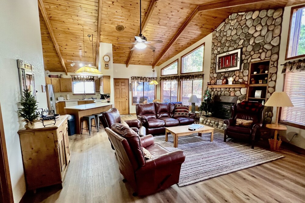 Cozy Cabin in the woods (6 adults total, 7 if at least one is a child)