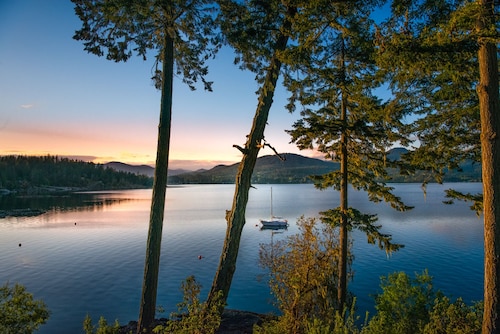 OCEANFRONT Luxurious Private Retreat on Stunning Sooke Basin!!