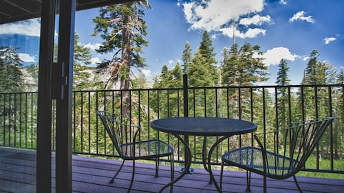 Beautiful, Upgraded Lake Tahoe Condo at the base of Palisades Alpine Meadows