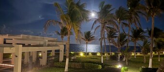 5 Star Private Beach front Beautiful Villa only steps from the Ocean