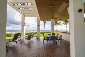 Outdoor dining - 5 Star Private Beach front Beautiful Villa only steps from the Ocean (Cancún)
