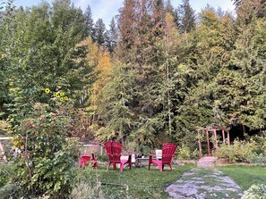 Terrace/patio - Creeky Cedars Suite Mountain Getaway - minutes from Golden (Golden)