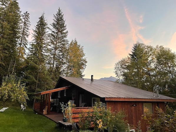 Exterior - Creeky Cedars Suite Mountain Getaway - minutes from Golden (Golden)