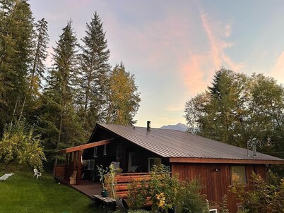 Creeky Cedars Suite Mountain Getaway - minutes from Golden