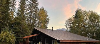 Creeky Cedars Suite Mountain Getaway - minutes from Golden