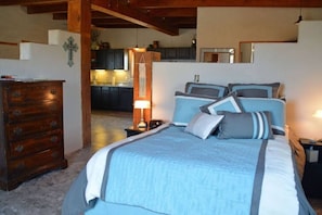 2 bedrooms, desk, WiFi, bed sheets