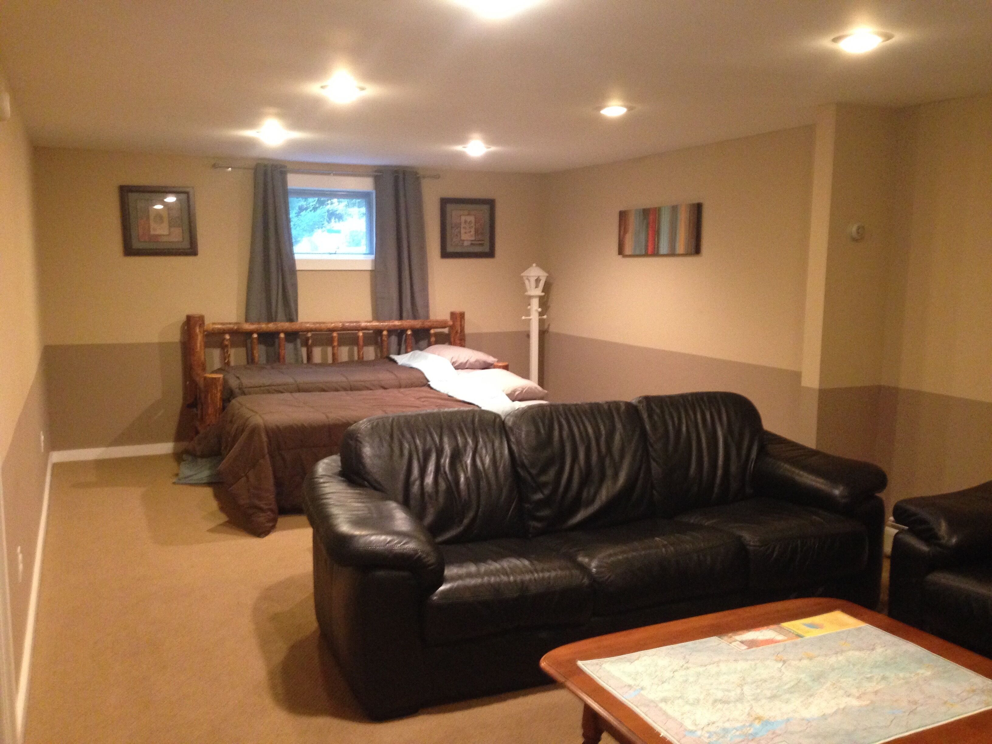 Excellent location central to mountain/town/golf, Mtn views & Hot Tub! Sleeps 12