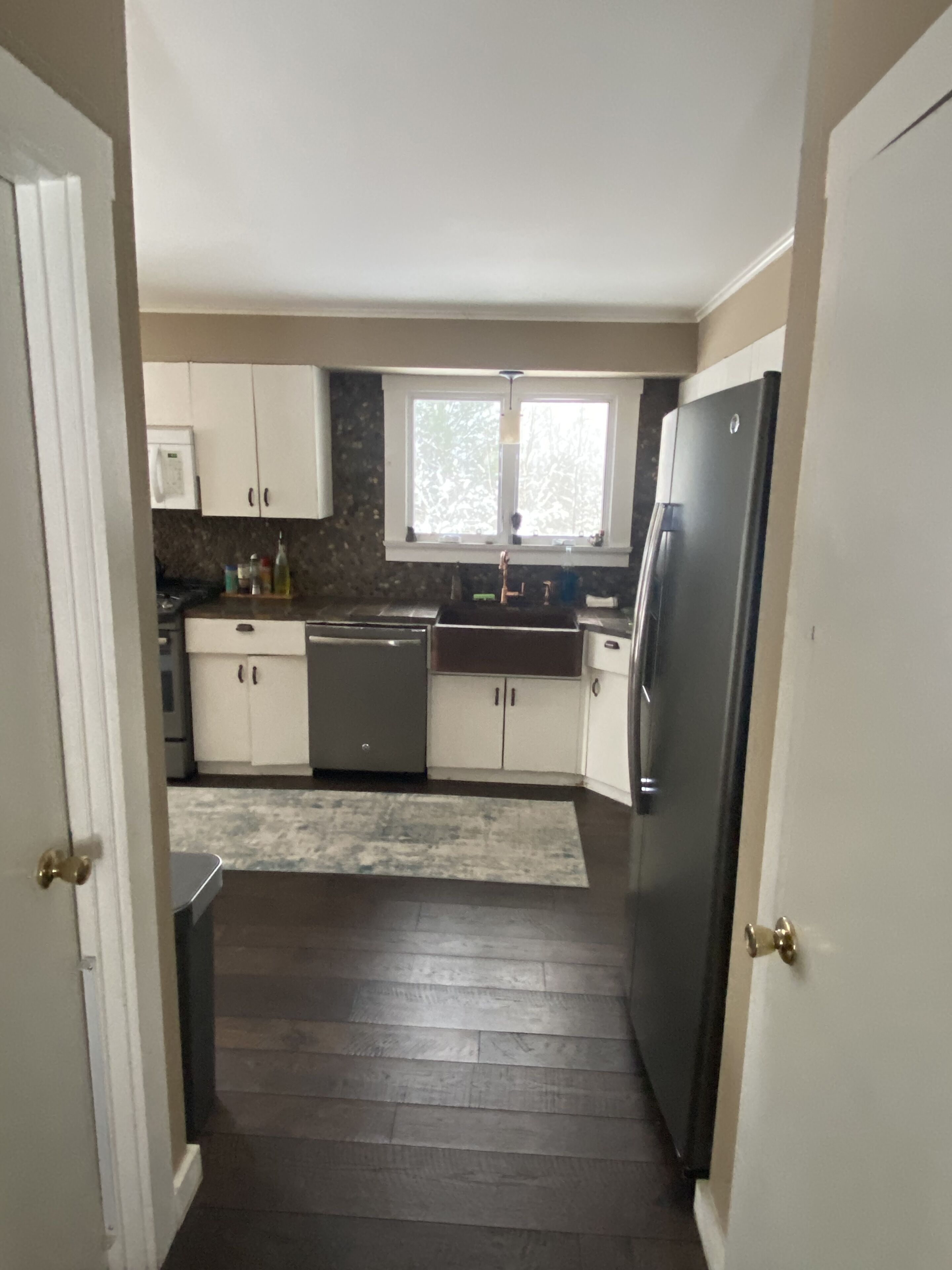 Excellent location central to mountain/town/golf, Mtn views & Hot Tub! Sleeps 12