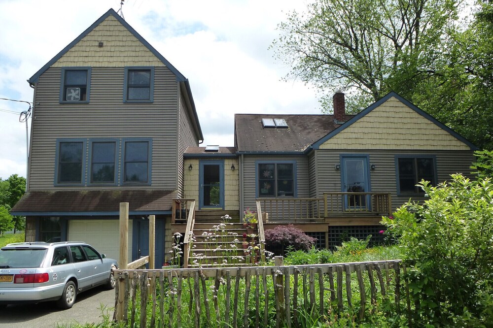 Spacious townhouse with hot tub!