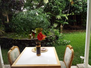 Outdoor dining - Sweet Mermaid Studio at Manini Beach, Kealakekua Bay (Captain Cook)
