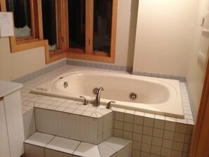 Douche, baignoire à jets, serviettes fournies, papier toilette