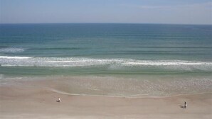 En strand med fri utsikt över havet och en sandstrand.