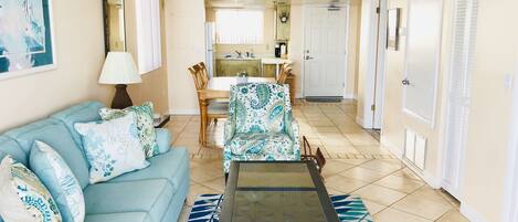 Televisión, reproductor de DVD, libros, biblioteca de música