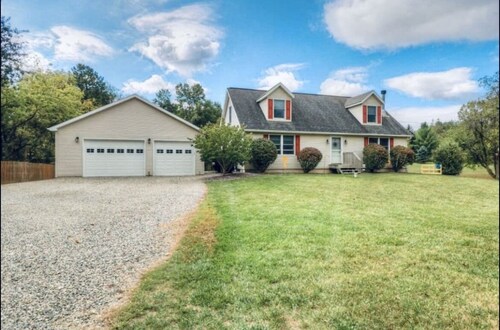 A Quiet Country Getaway sleeps up to 19 Close to MSU