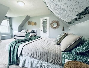 5 bedrooms, iron/ironing board, free WiFi, bed sheets