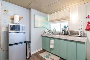 Coffee/tea maker, fridge, microwave, stovetop